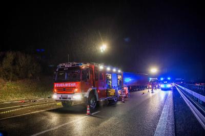 Neuhausen: Pkw faehrt auf der A8 auf Pannenfahrzeug - weitere Pkw beteiligt - mehrere Verletzte
